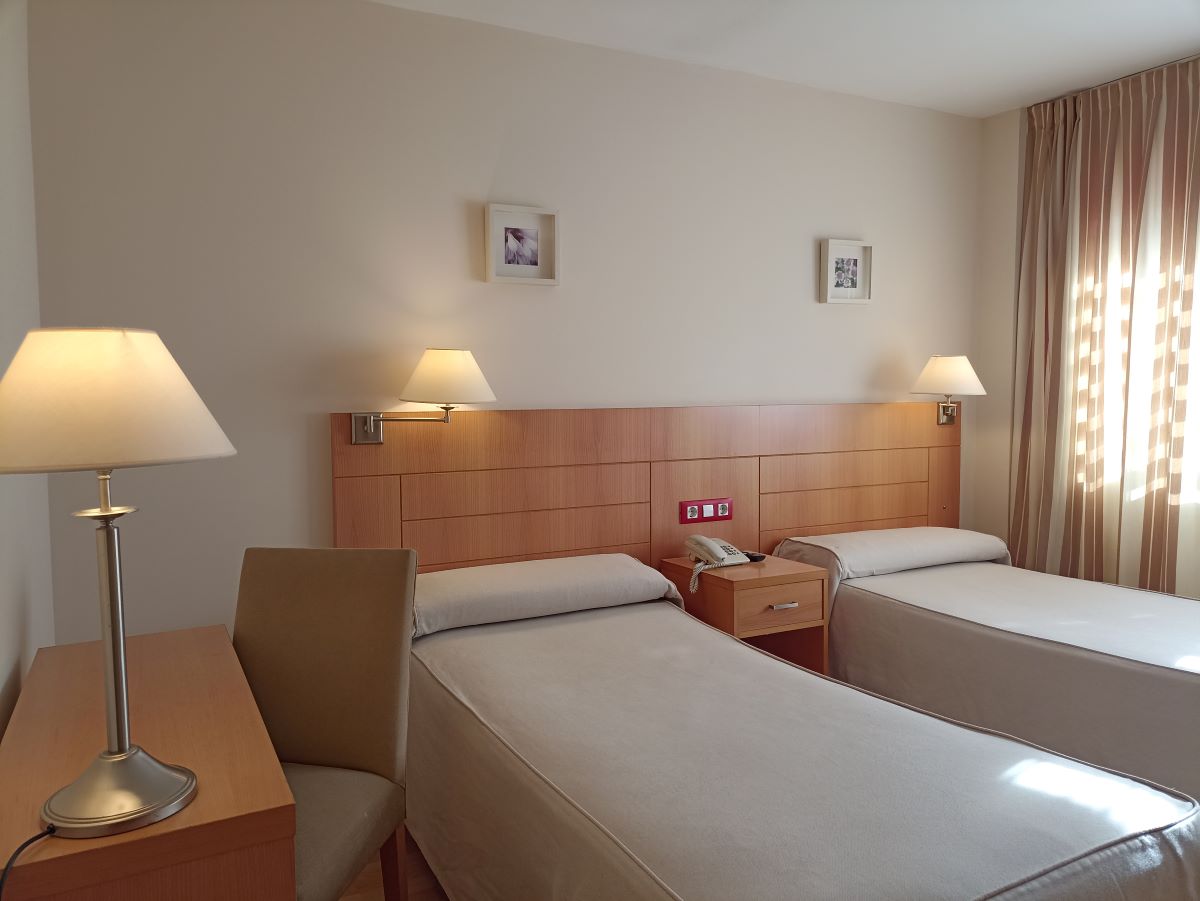 EL HOTEL-HABITACIONES